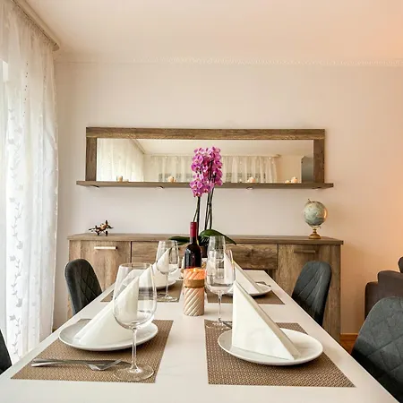 Modern Und Lichtdurchflutet - Mit Terrasse Fachbach