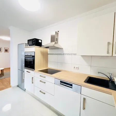 Modern Und Lichtdurchflutet - Mit Terrasse